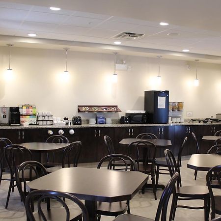Prairie Moon Inn & Suites Macklin 外观 照片