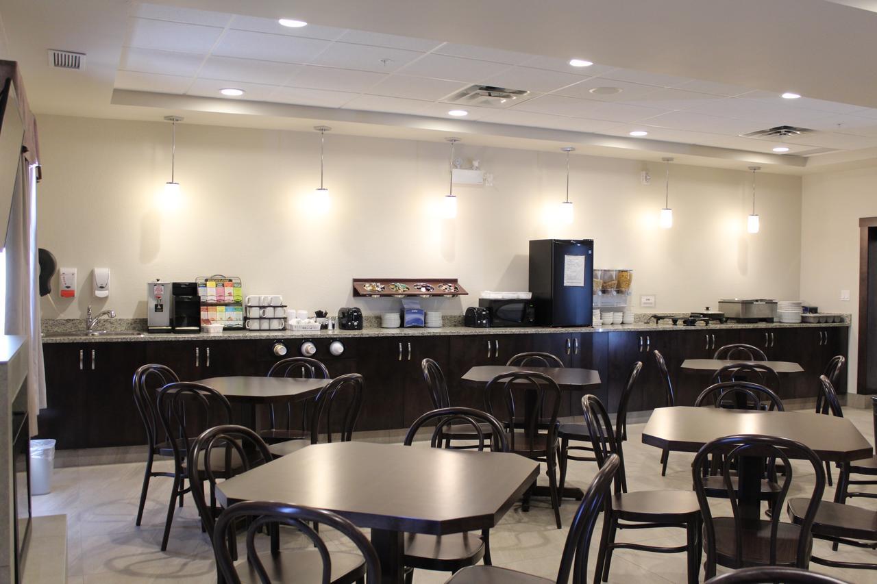 Prairie Moon Inn & Suites Macklin 外观 照片