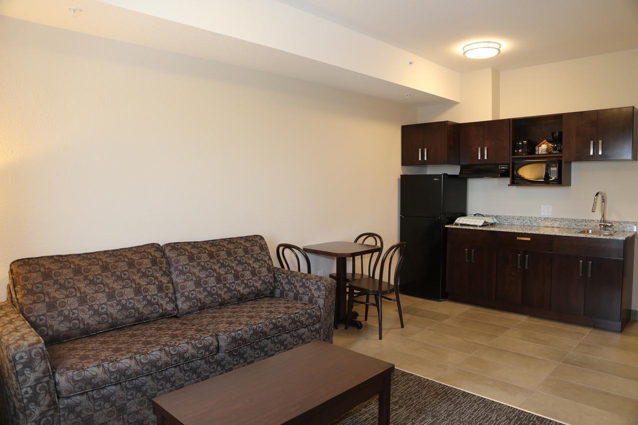 Prairie Moon Inn & Suites Macklin 外观 照片