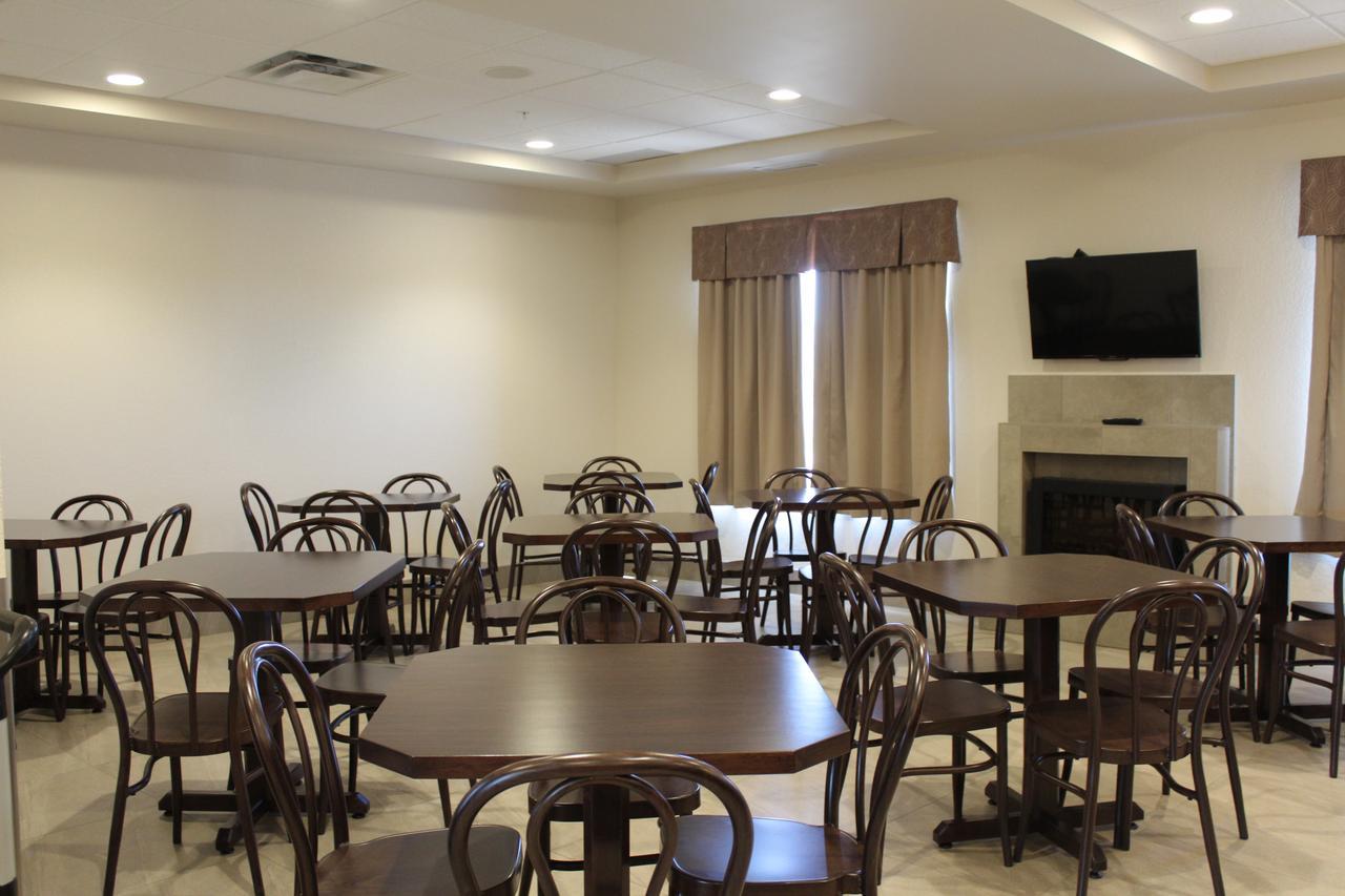 Prairie Moon Inn & Suites Macklin 外观 照片
